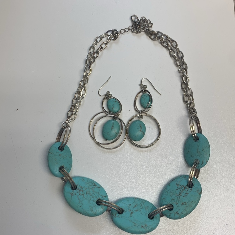 Gorgeous, silver & turquoise  necklace & matching earrings